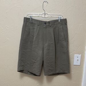 111. Men callaway golf shorts size 36